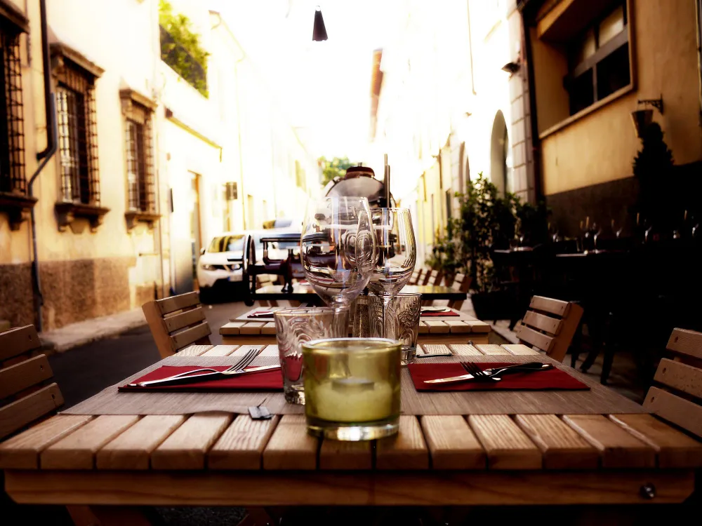 Vista del comedor con servicio de restaurante en Cuenca