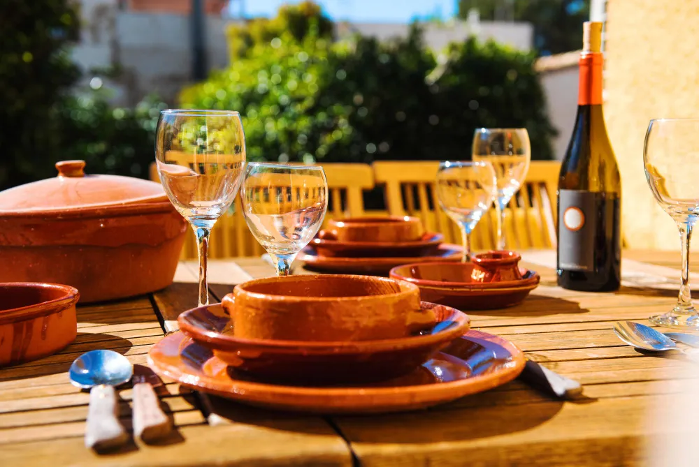 Ambiente acogedor en restaurante con terraza en Cuenca